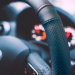 Cubrevolante-100--cuero-hilo-rojo-0